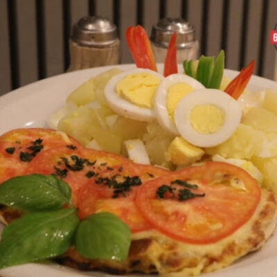 Pechuga capresse con ensalada de papa y huevo .