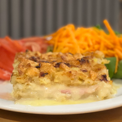 Tortilla de papas rellena  con guarnición de  rúcula, tomate y zanahoria .-