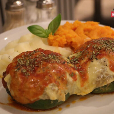 Zapallitos rellenos con guarnicion de pure mixto .-