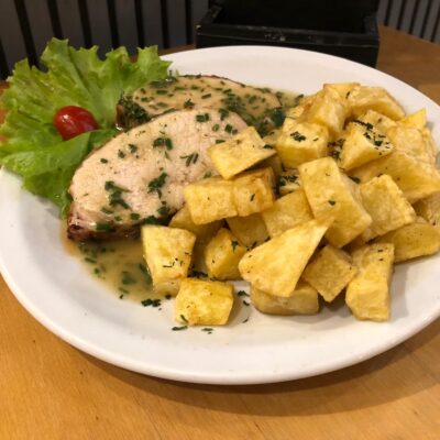 Carre de cerdo a la finas hierba con papas doree -