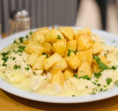 Daditos de pollo a la mostaza con papas doree  -