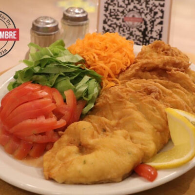 Escalope de pollo con ensalada de rúcula, tomate y zanahoria   -