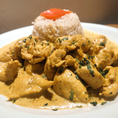 Pollo al curry  con timbal de arroz .