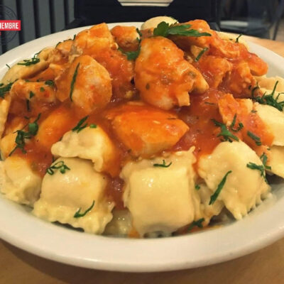 Ravioles caseros (verdura y ricota) con estofado de pollo .-