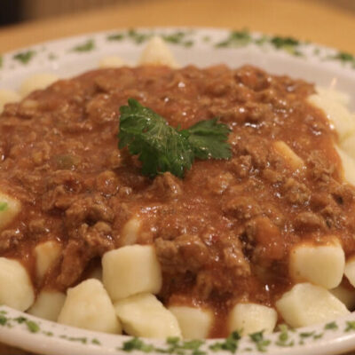 Ñoquis de papas caseros con salsa bolognesa